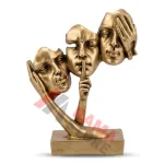مجسمه ای  کور و کر و لال بزرگ